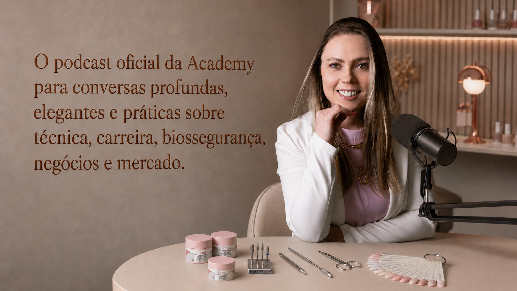 Mebel Iara no estúdio do Mebel Cast — Mesa de Nail Designer