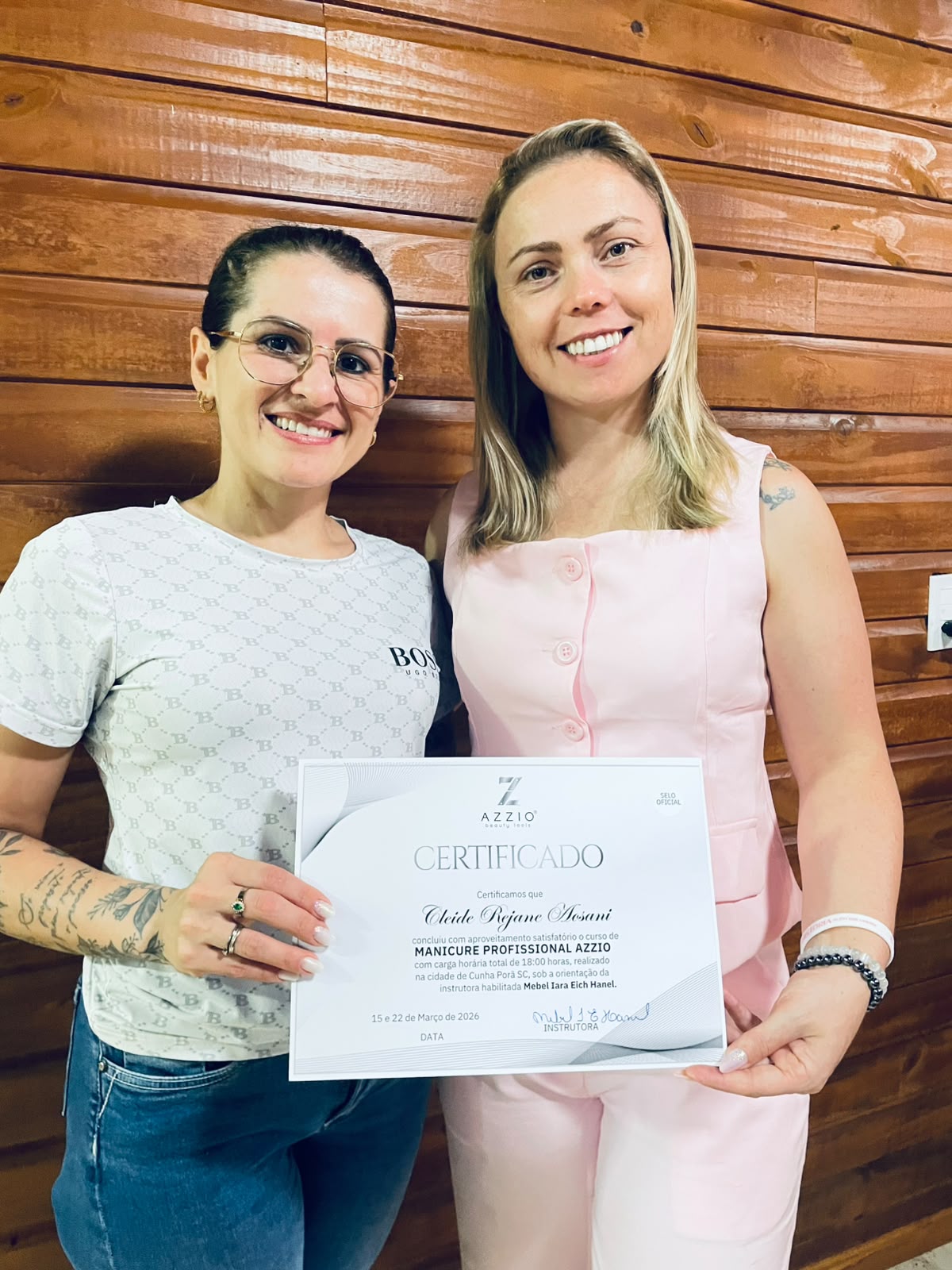 Cleide Aosani ao lado de Mebel Iara com o certificado da formação