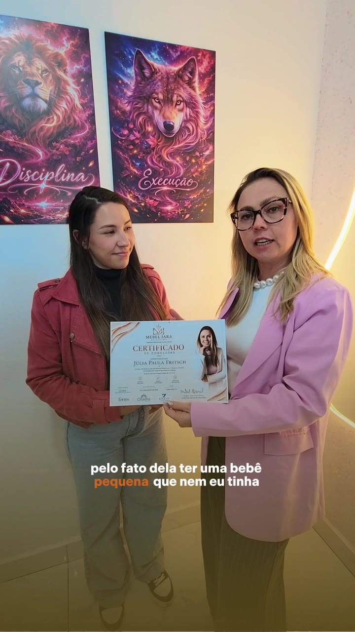 Júlia Paula Fritsch ao lado de Mebel Iara com seu certificado de conclusão
