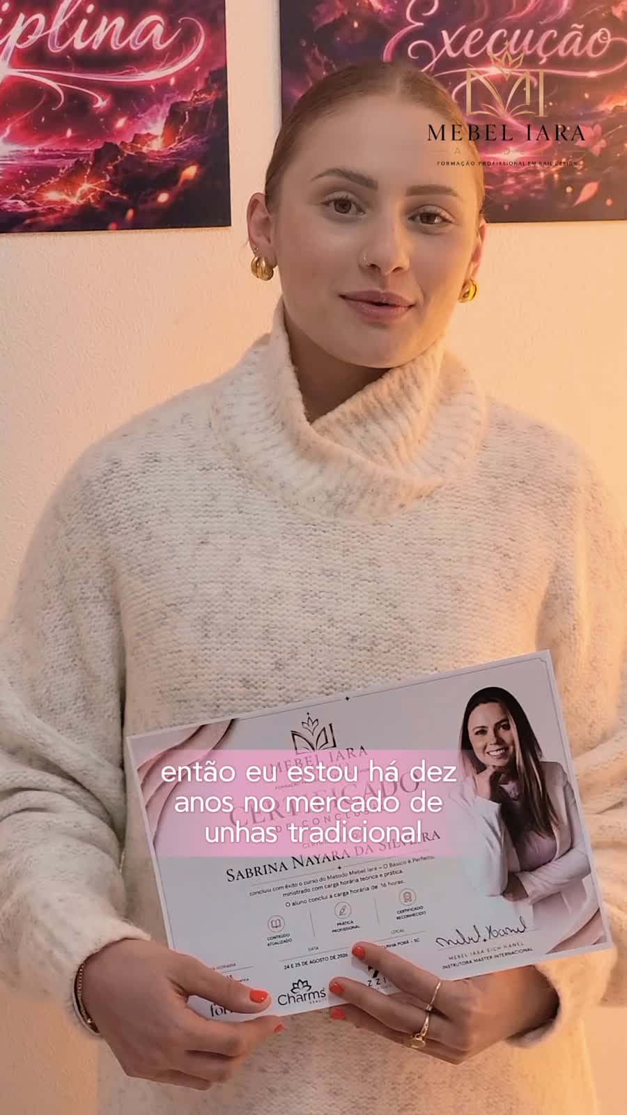 Sabrina Nayara da Silveira com o certificado da formação realizada com Mebel Iara