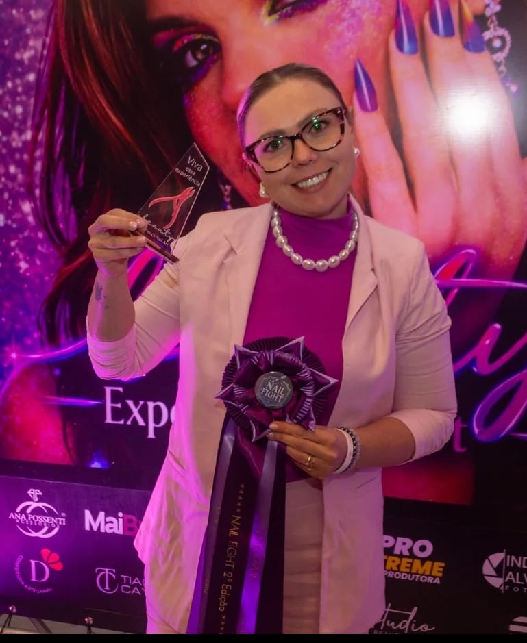 Mebel Iara com o troféu e a faixa de primeiro lugar do Nail Fight