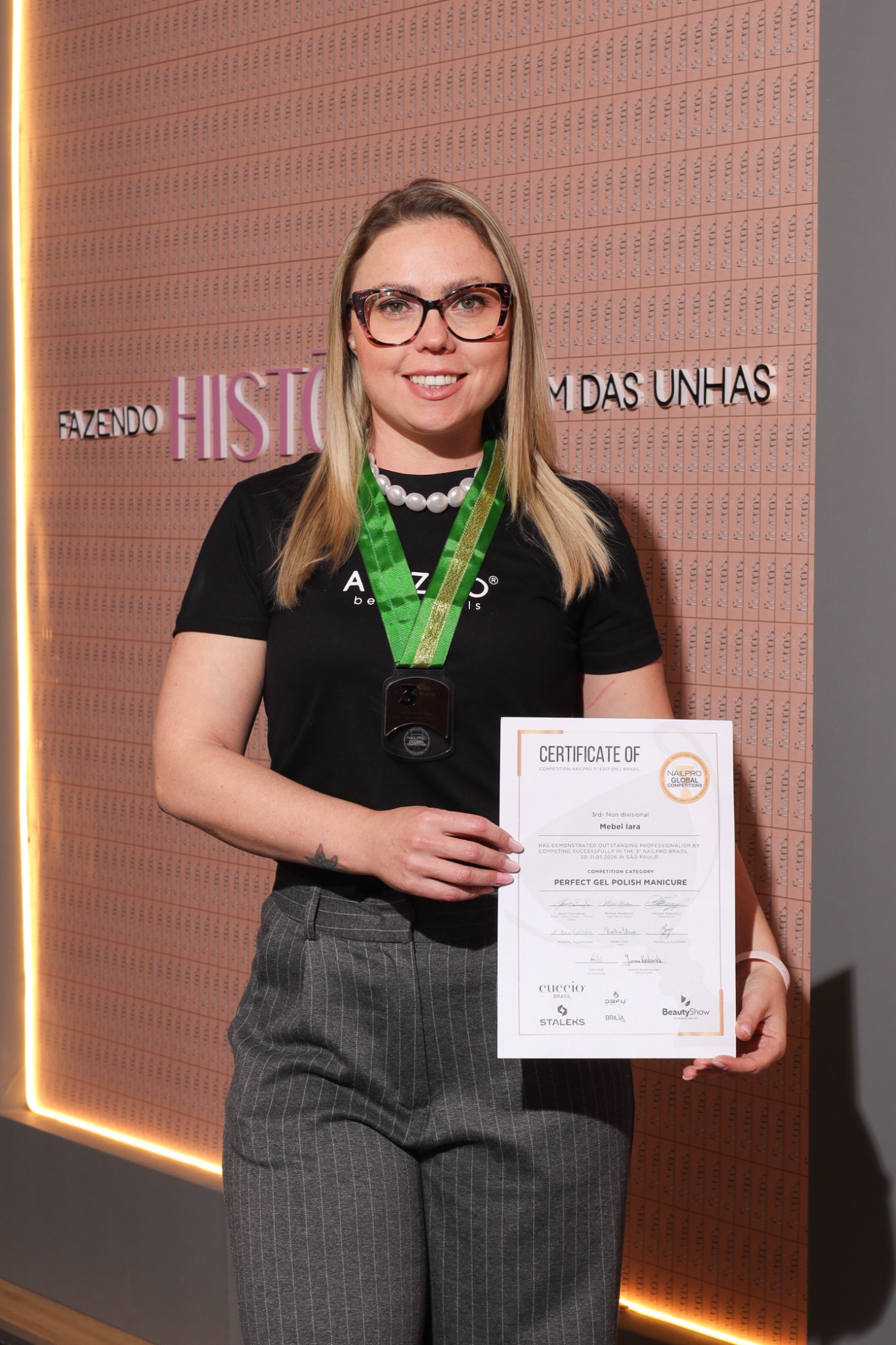 Mebel Iara com a medalha e o certificado de 3º lugar do Nailpro Global Competitions