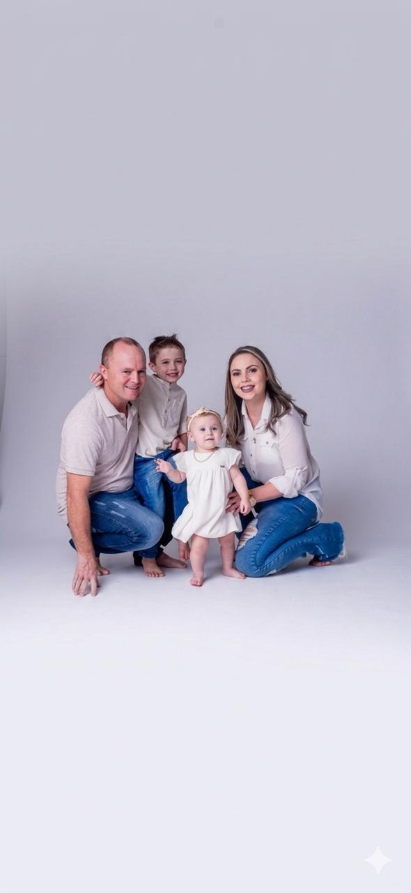 Mebel Iara com o marido Alexandre e os filhos Théo e Isís